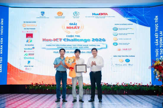 Representatives from the National Digital Transformation Agency and GOSU Online Corporation presenting the First Prize to the winning student at the Hue-ICT Challenge 2026.
